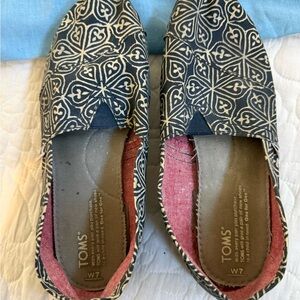 TOMS Women's Navy and White Patterned Flats